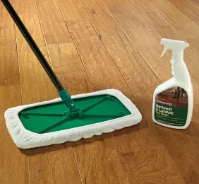 så rengör du trälaminerade golv